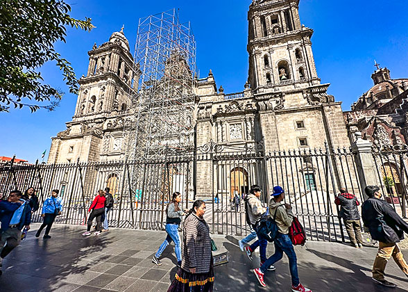 Metropolitan Cathedral in Zocalo Plaza